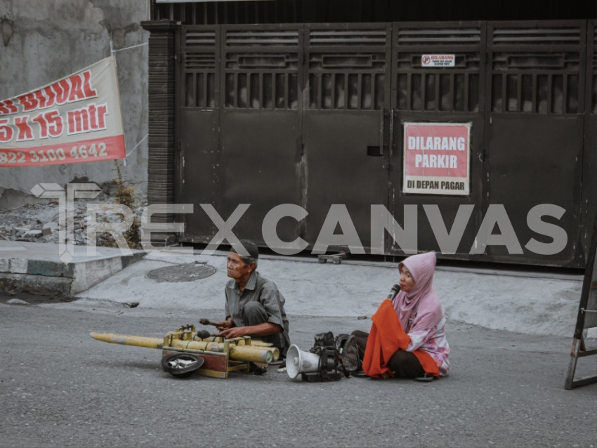 2 people singing on road