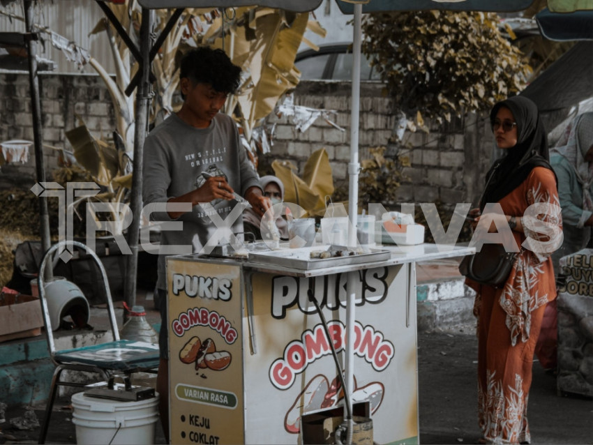 someone sells cakes on the street